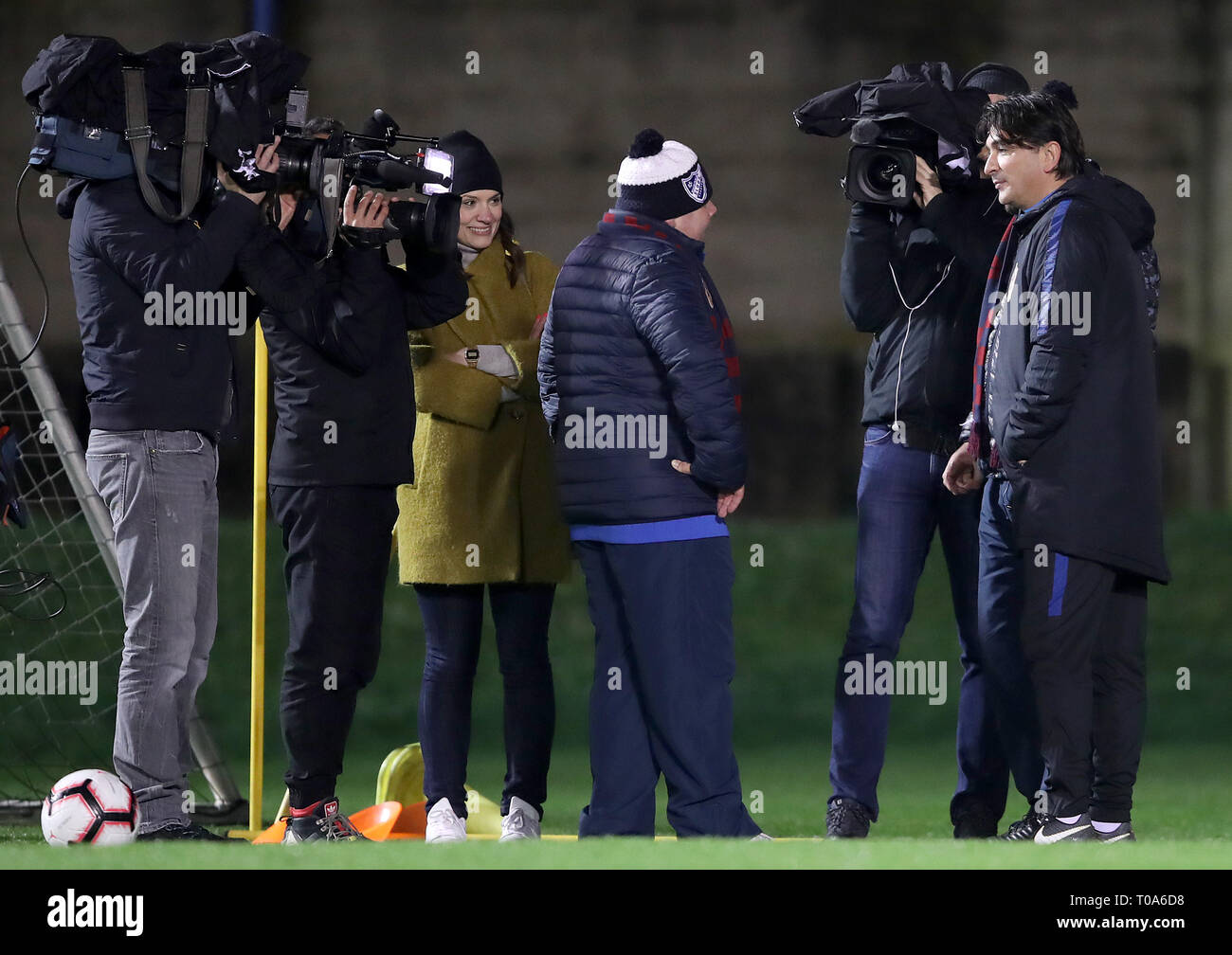 Zagreb, Croatie. 18 Mar, 2019. Zlatko Dalic (1e R), entraîneur-chef de l'équipe nationale de football croate, parle aux médias dans le monde 2014 session avant le match de qualification pour le championnat d'Europe de football de l'UEFA 2020 contre l'Azerbaïdjan et la Hongrie à Zagreb, Croatie, 18 mars 2019. Crédit : Igor Kralj/Xinhua/Alamy Live News Banque D'Images