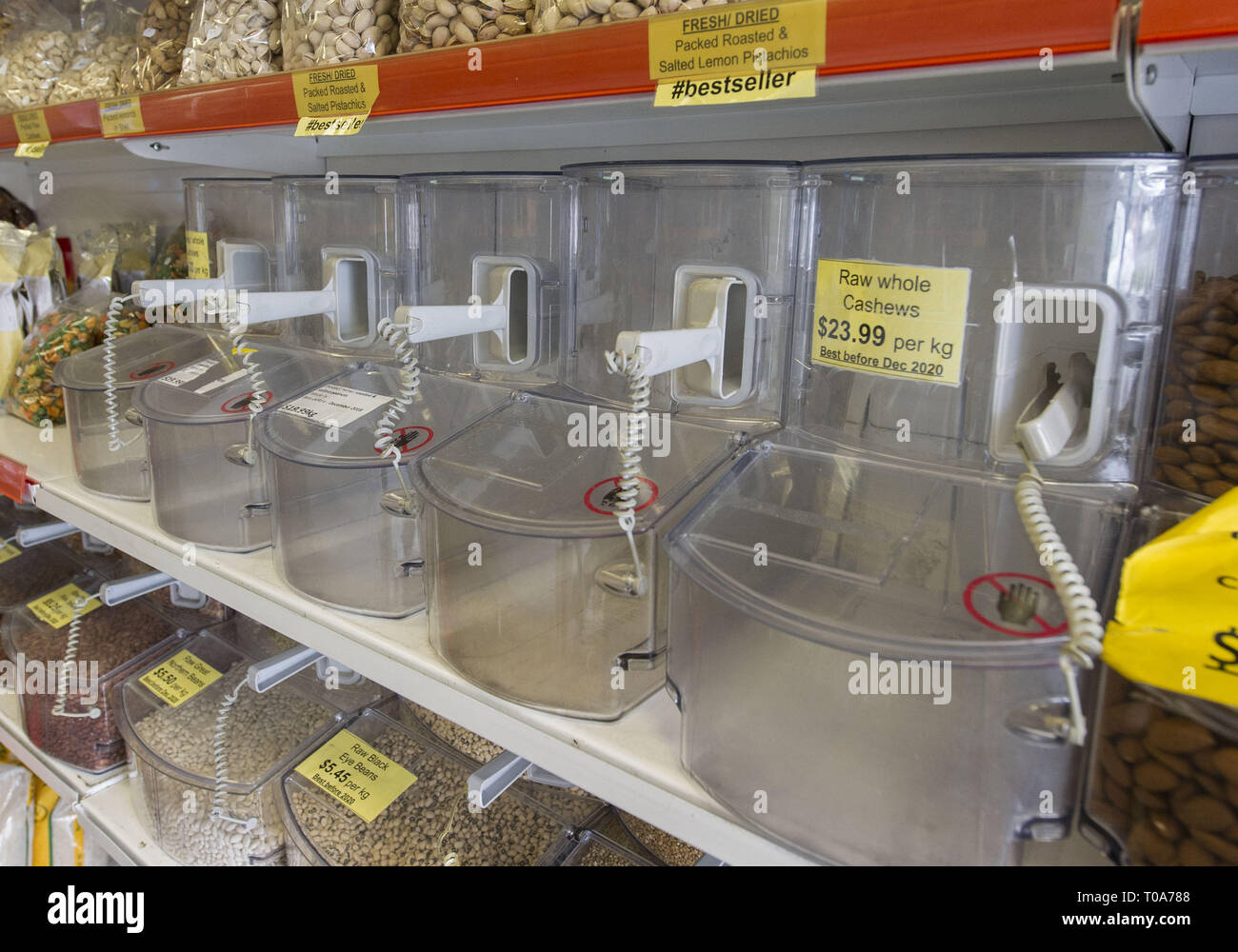 Christchurch, Canterbury, Nouvelle-Zélande. Mar 19, 2019. Des provisions ont été de s'envoler les étagères à Maihan supermarché du Moyen-Orient en tant que membres de la communauté acheter de grandes quantités de nourriture pour faire un don à la communauté musulmane suite à deux coups de la mosquée qui a laissé 50 morts et des dizaines de blessés. L'Épicerie et boucherie halal a dit qu'une personne a acheté une valeur de 4 500 $ d'épicerie. Credit : PJ Heller/ZUMA/Alamy Fil Live News Banque D'Images