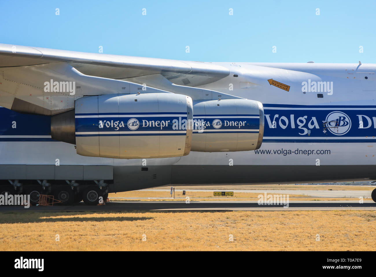 Adelaide en Australie. 19 mars 2019. L'un des plus grands du monde, les avions Antonov An-124 Volga-Dnepr Airlines Air Charter a atterri à l'aéroport d'Adélaïde. La Fédération russe Volga-Dnepr Airlines cargo est 68.96m de long et a une envergure de 73.3m et peut transporter 230 000 kg d'engins et vole à 800 km/h. Credit : amer ghazzal/Alamy Live News Banque D'Images