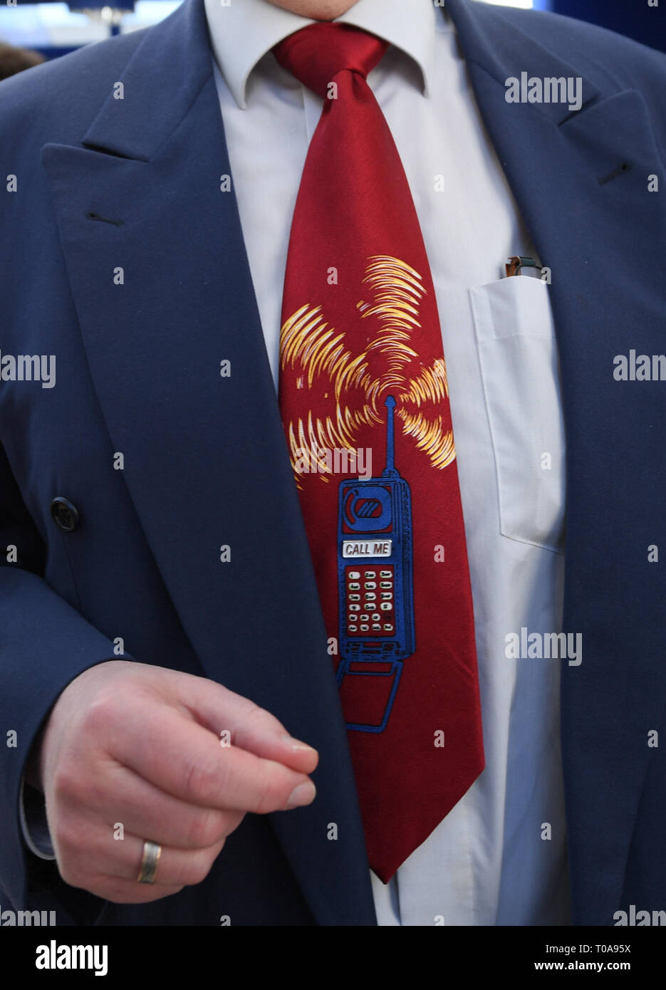 Mainz, Allemagne. Mar 19, 2019. Un soumissionnaire porte une cravate avec  un téléphone mobile au début de l'enchère de 5G mobile radio blocs de  fréquences à l'Agence fédérale des réseaux de technologie