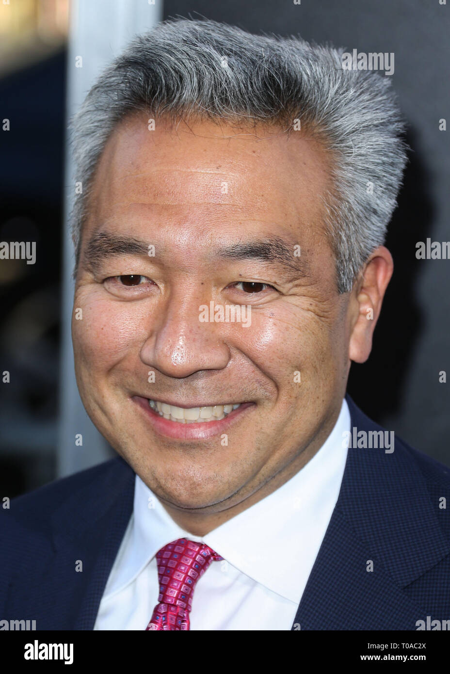 (Dossier) Warner Bros Entertainment, président et directeur général Kevin Tsujihara à l'étape vers le bas. HOLLYWOOD, LOS ANGELES, CA, USA - Le 15 août : Le Président et chef de la direction de Warner Bros Entertainment Kevin Tsujihara arrive à la Los Angeles Premiere de Warner Bros Pictures' 'Chiens de Guerre' qui s'est tenue au Théâtre chinois de Grauman, IMAX le 15 août 2016 à Hollywood, Los Angeles, Californie, États-Unis. (Photo par Xavier Collin/Image Press Office) Banque D'Images