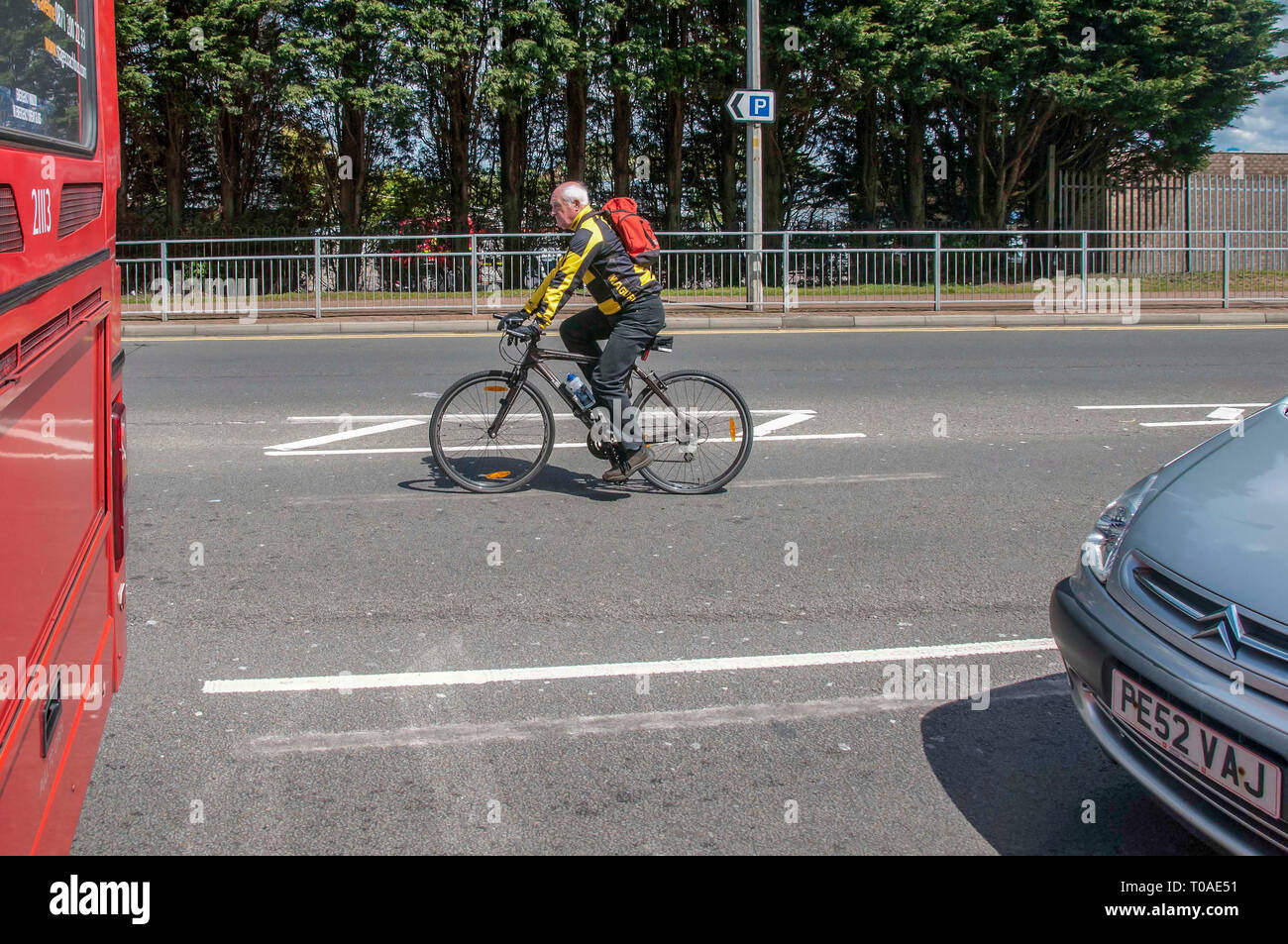 Cycliste sur route principale à maturité Banque D'Images