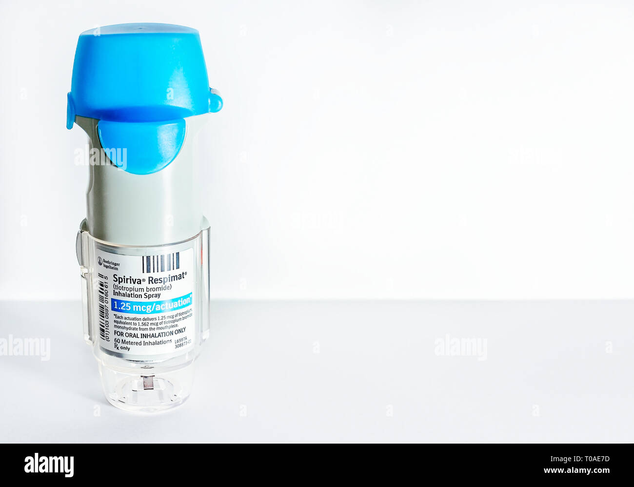 Spiriva Respimat, un populaire et compteur inhalateur pour l'asthme et la MPOC, est représenté sur le blanc. Spiriva, un bronchodilatateur, est fabriqué par Boehringer Ingelheim. Banque D'Images