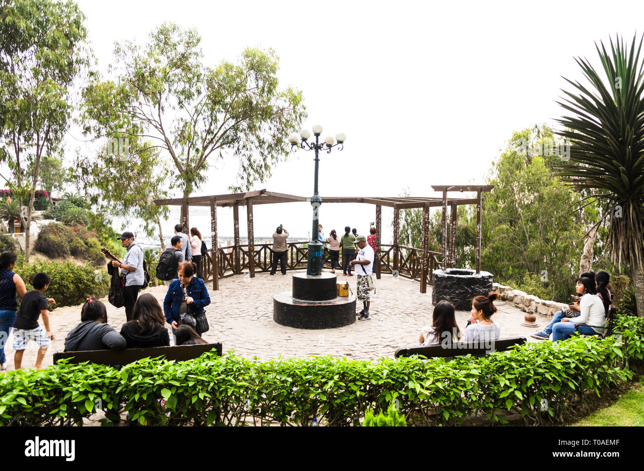 Lima, Pérou January 17th, 2018 : Le point de vue Catalina Recavarren ou communément appelé Barranco lookout est une structure construite sur le bord de la falaise. Banque D'Images