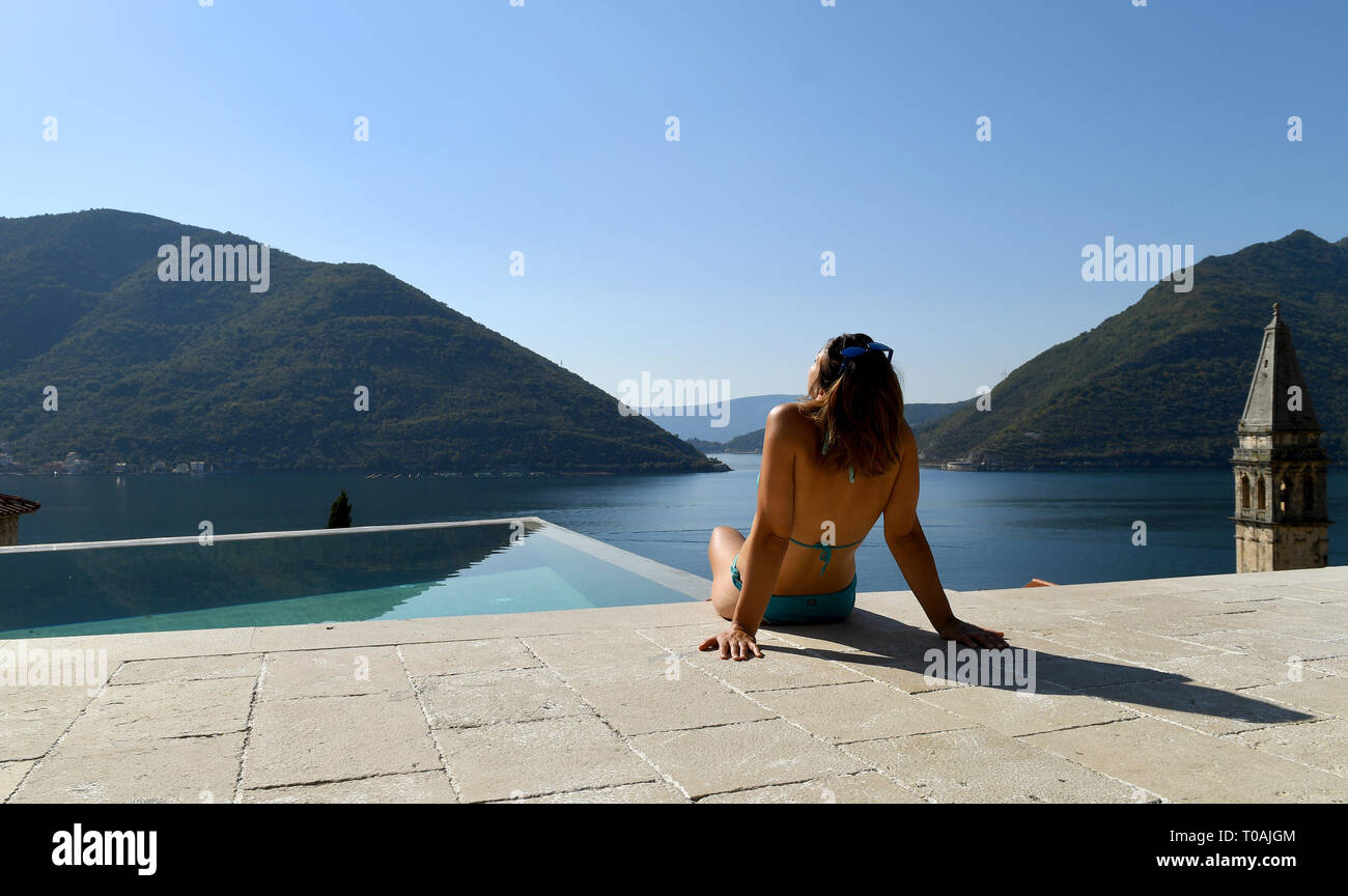 Piscine à débordement à Kotor sur la côte adriatique du Monténégro Banque D'Images