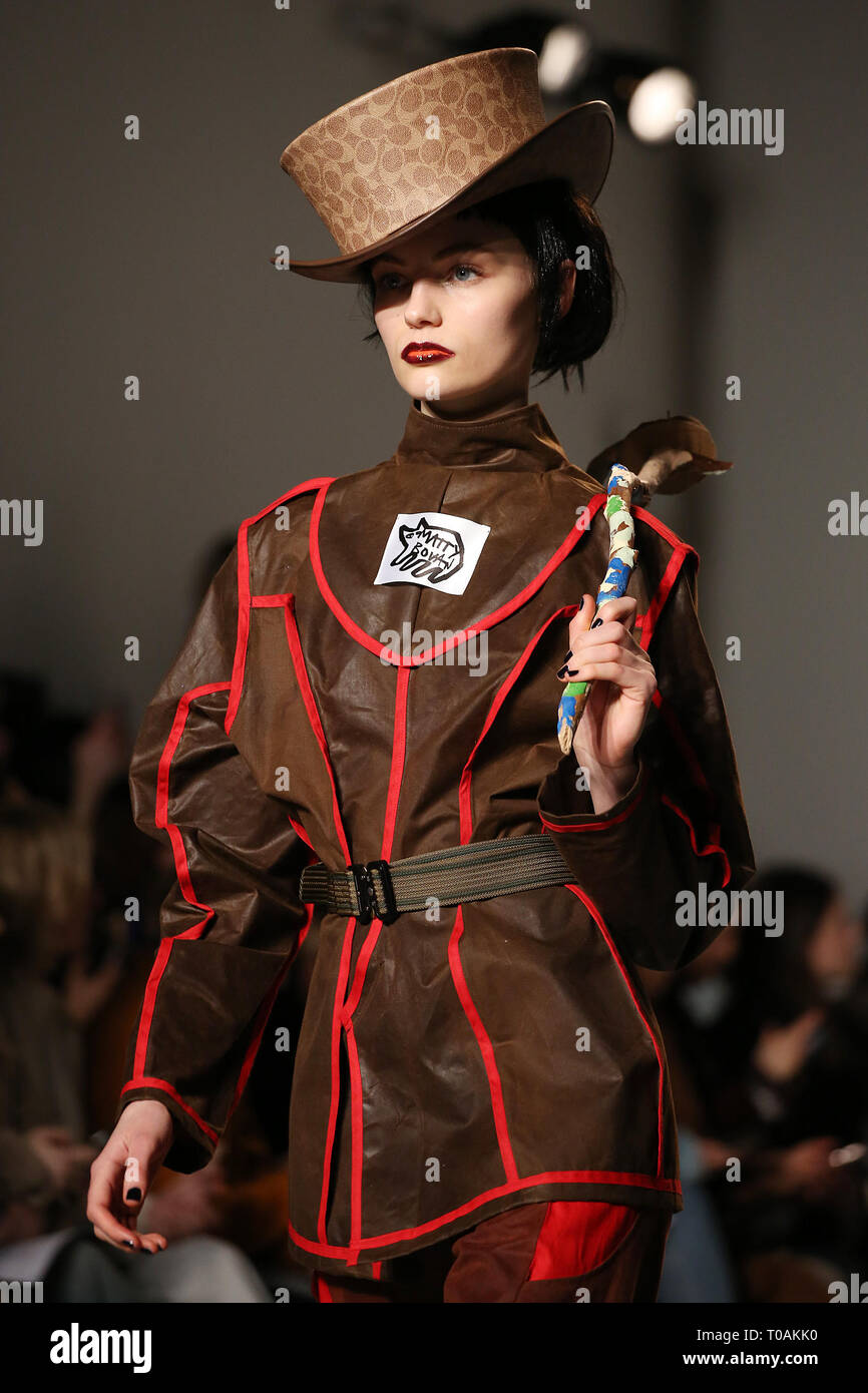 London Fashion Week Automne/Hiver 2019 - Matty Bovan - Catwalk comprend : Modèle Où : London, Royaume-Uni Quand : 15 Feb 2019 Credit : Lia Toby/WENN.com Banque D'Images