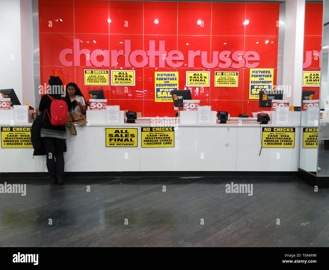 Les clients à la caisse dans la Charlotte Russe store dans Herald Square à New York le lundi 11 mars, 2019. La chaîne est la liquidation et la fermeture de l'ensemble de ses magasins. (© Richard B. Levine) Banque D'Images