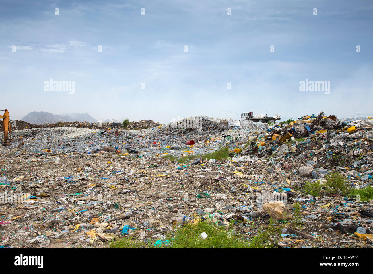 Zone d'enfouissement ouvert couvert de bouteilles en plastique, qui finalement va brûler Banque D'Images