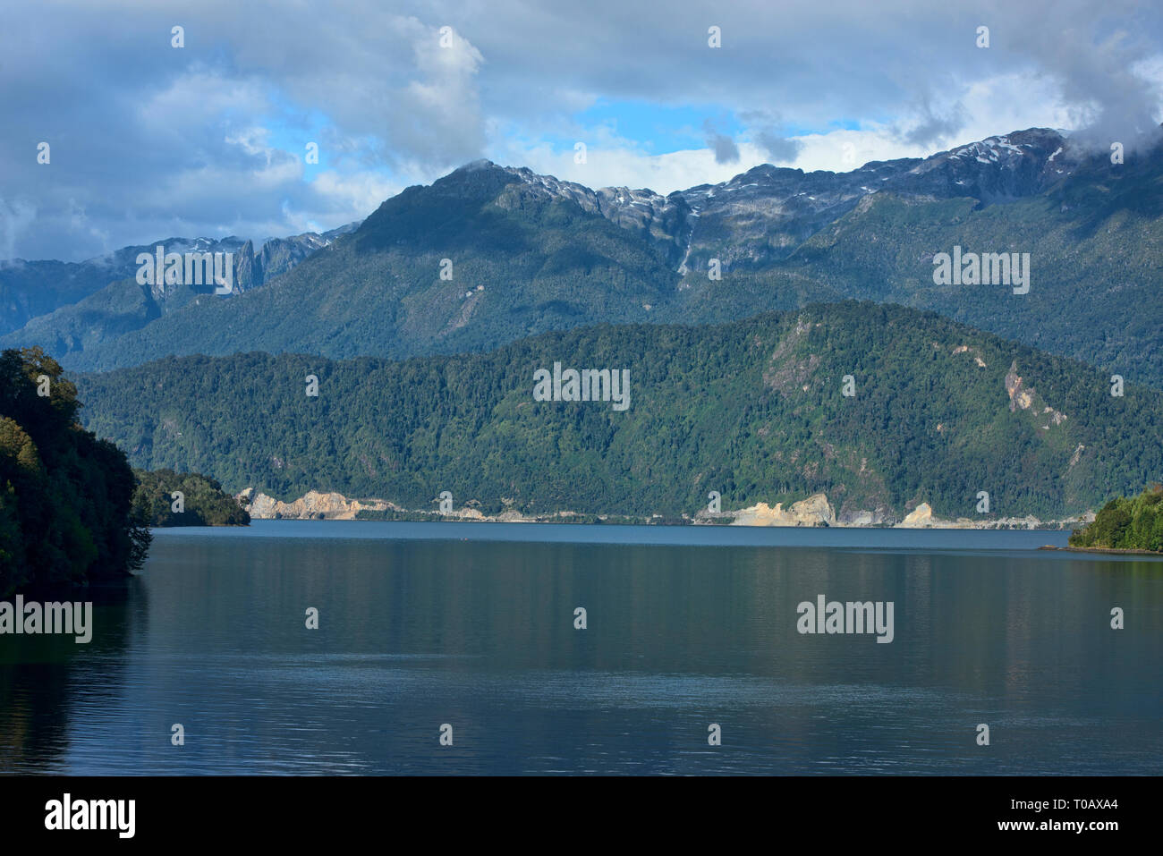 Le fjord Ventisquero Puyuhuapi dans le son en face de la Carretera Austral, Patagonie, d'Aysen, Chili Banque D'Images