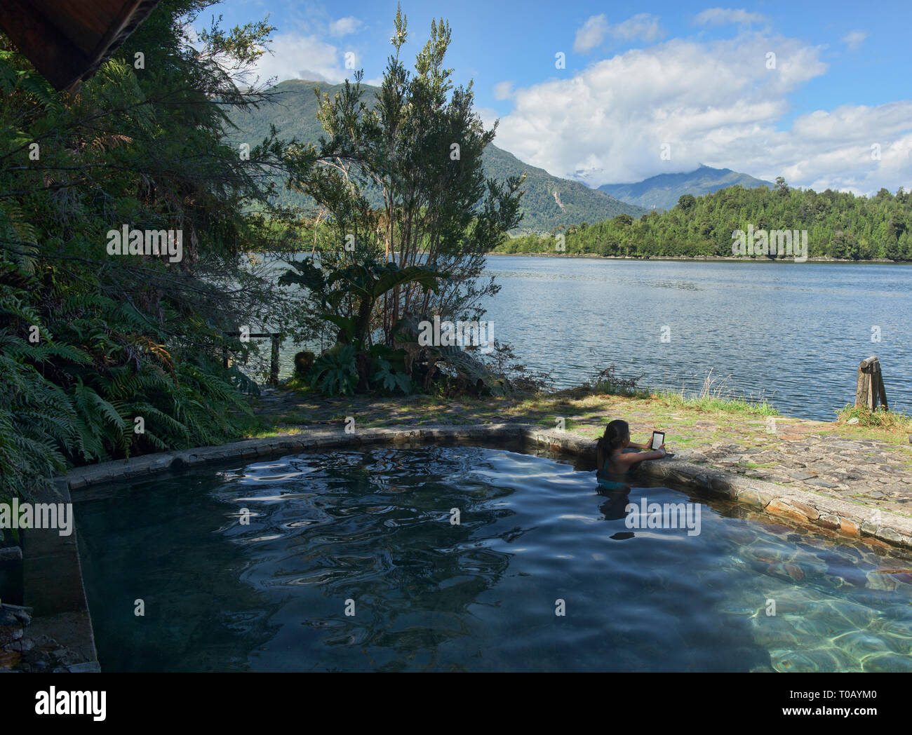 Bénéficiant d''hot springs surplombant le fjord, Termas de Puyuhuapi, Patagonie, d'Aysen, Chili Banque D'Images