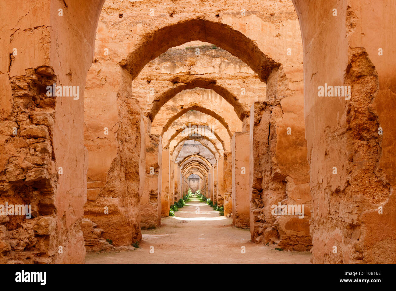 Arcades et murs de Heri Es Souani-grenier, commisioned stable et par le Sultan Ismail Mulai, Meknès, Maroc. Banque D'Images