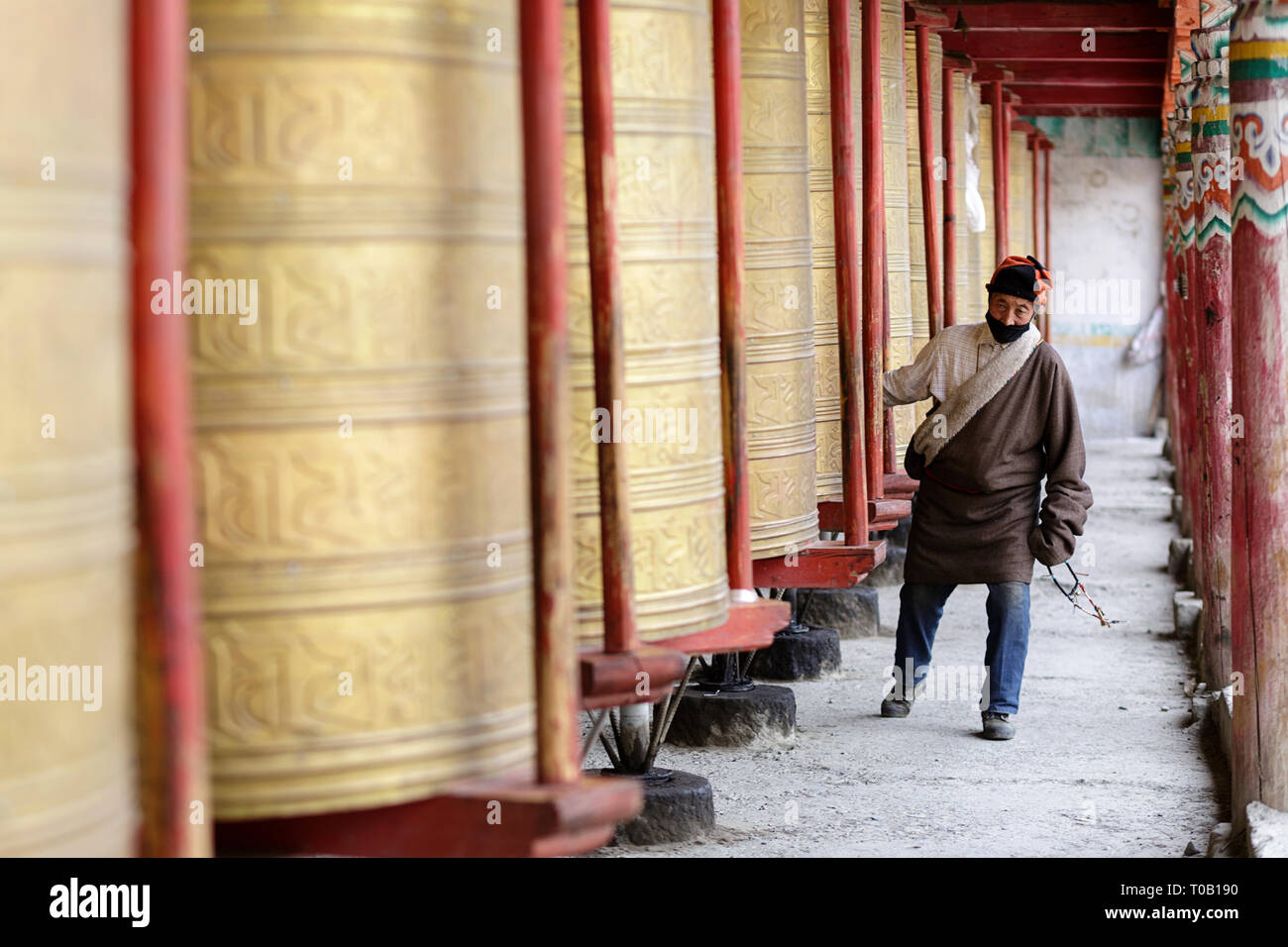 Tourner les roues de prière des pèlerins, Tagong Temple sur la prairie Tagong dans la préfecture de Ganzi, dans la province du Sichuan Banque D'Images