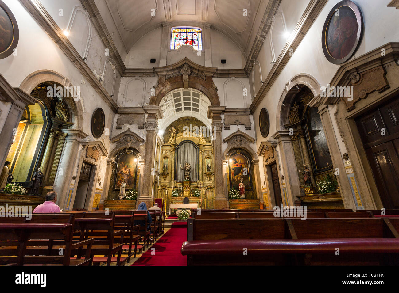 Vue de l'intérieur de l'église de Notre Dame de la Victoire (Igreja de Nossa Senhora da Vitoria), dans l'architecture néoclassique et retable baroque, à Lisbonne, Banque D'Images Vue de l'intérieur de l'église de Notre Dame de la Victoire (Igreja de Nossa Senhora da Vitoria), dans l'architecture néoclassique et retable baroque, à Lisbonne, Banque D'Images