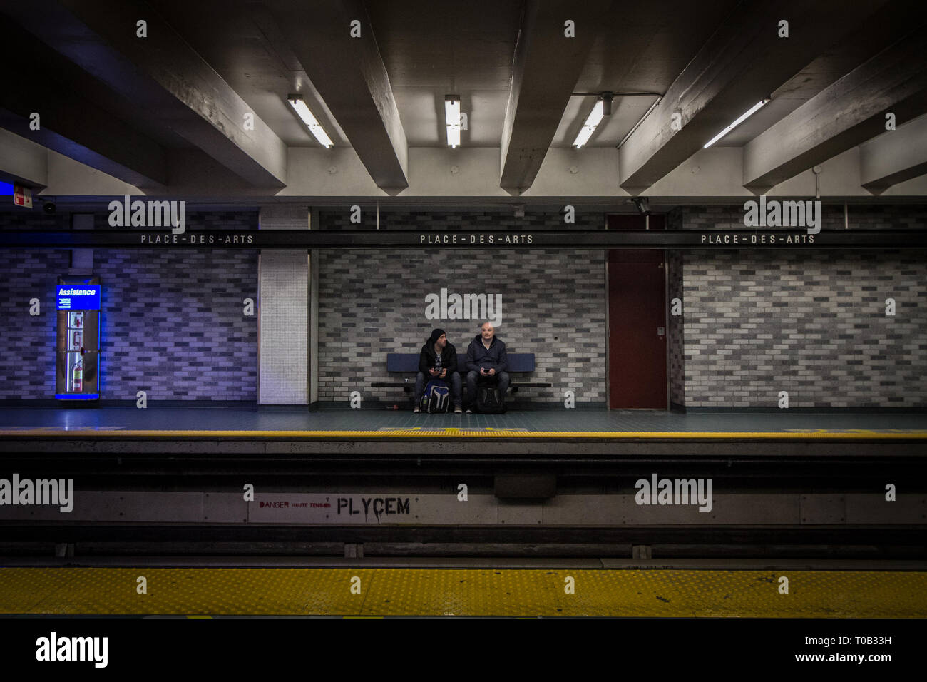 Montréal, Canada - le 3 novembre 2018 : personnes en attente d'un métro à la place des arts la plate-forme, ligne verte, assis sur un banc. Exploité par STM, Banque D'Images
