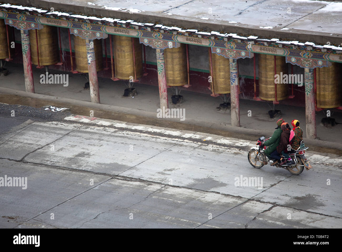 Tourner les roues de prière des pèlerins, Tagong Temple sur la prairie Tagong dans la préfecture de Ganzi, dans la province du Sichuan Banque D'Images