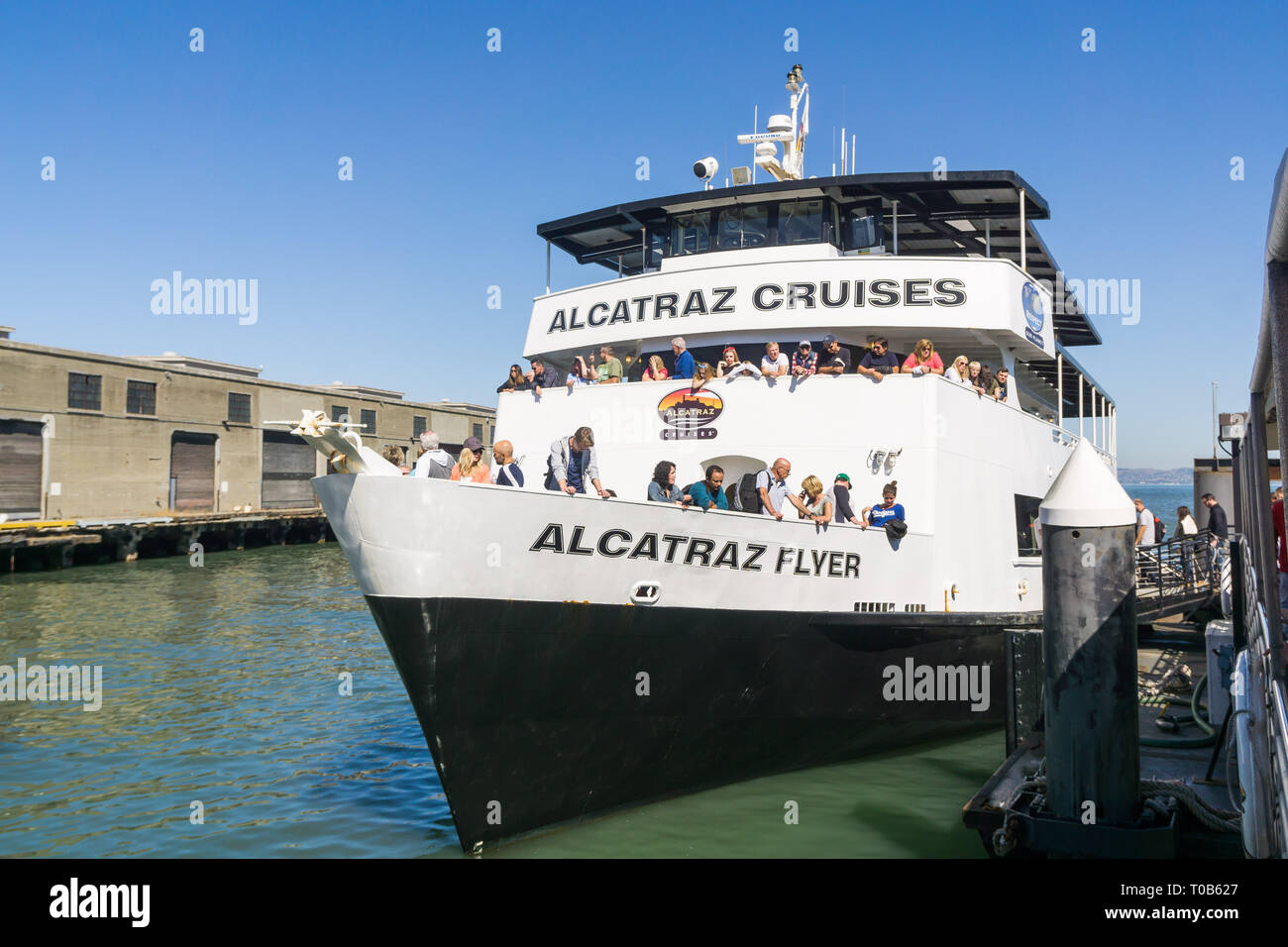 Le bateau qui transporte les visiteurs d'Alcatraz à San Francisco bay plein de passagers à l'whark Banque D'Images