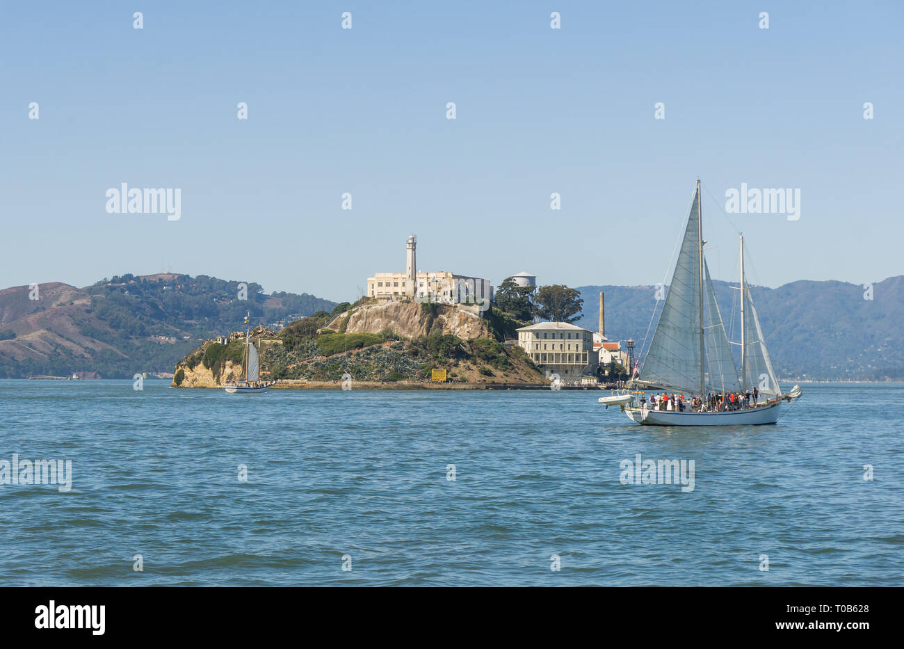 Visiter Alcatraz, photo illustre l'approche de 'la Roche' sur une journée ensoleillée Banque D'Images