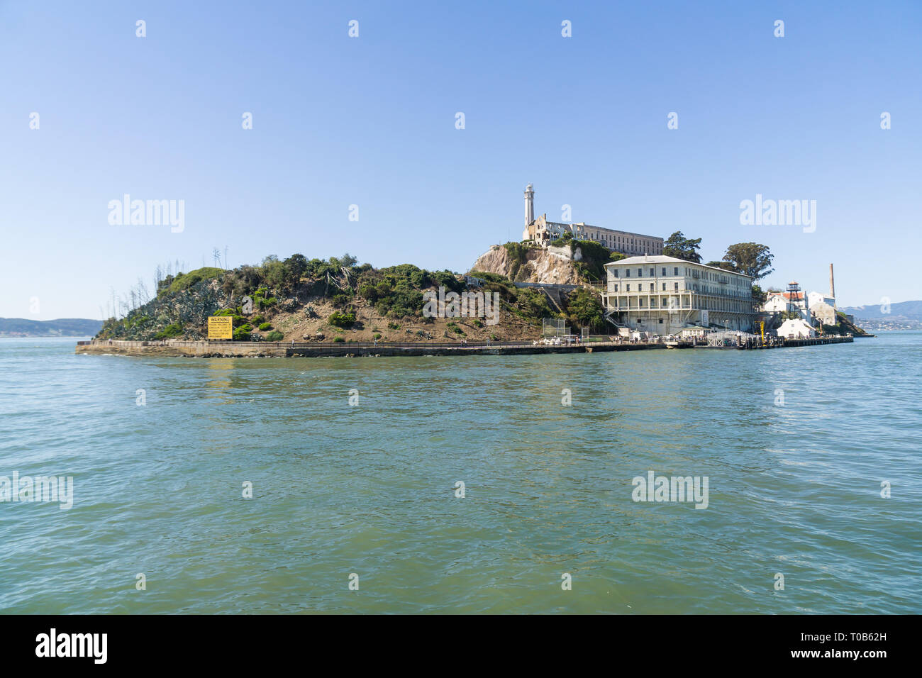 Visiter Alcatraz, photo illustre l'approche de 'la Roche' sur une journée ensoleillée Banque D'Images