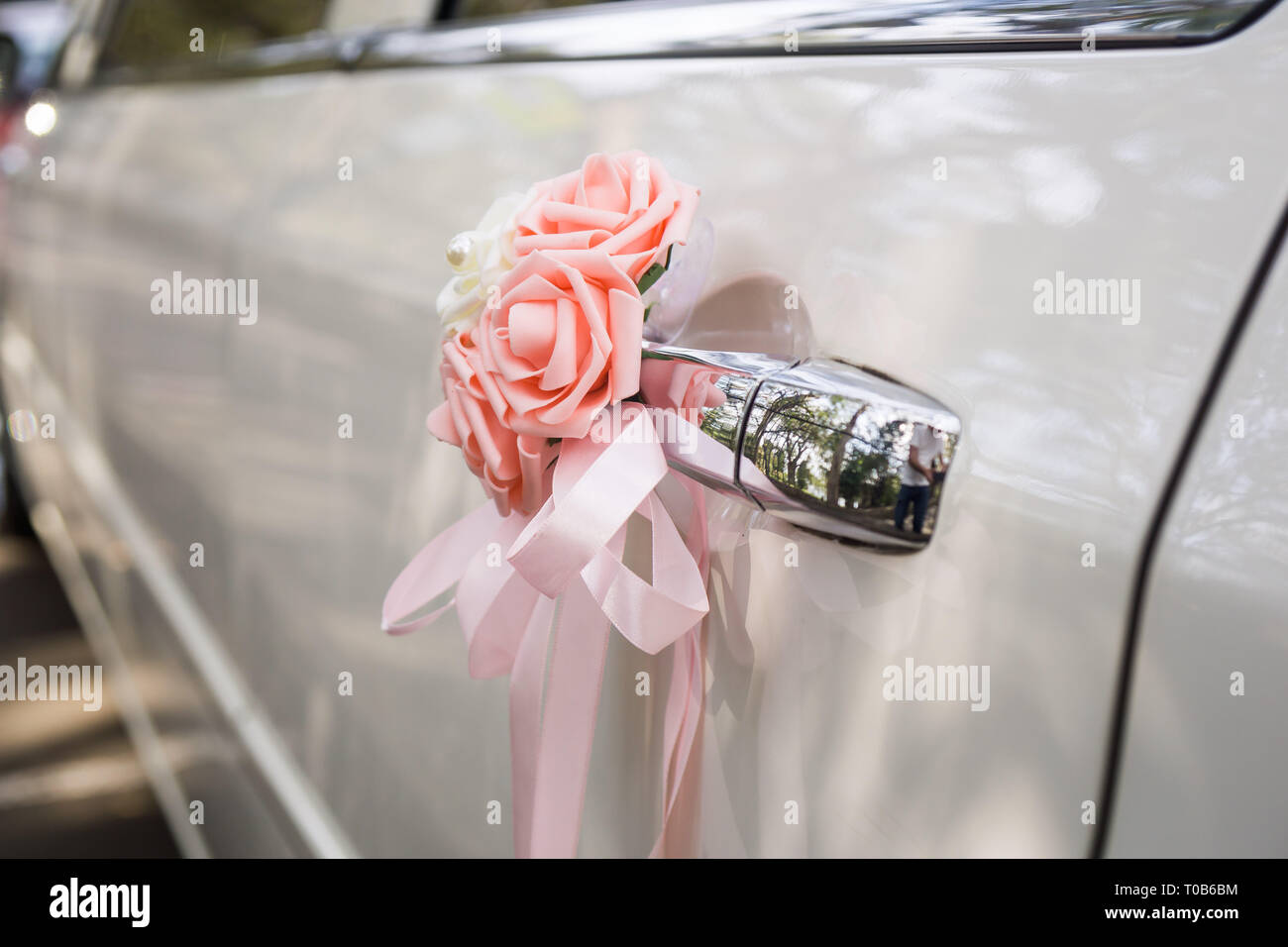 Détail floral sur une voiture de mariage Banque D'Images