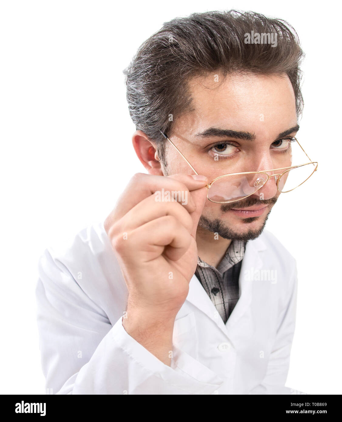 Un coup d'une certaine personne dans un manteau de laboratoire à la recherche à travers ses lunettes avec avis et d'expertise. Banque D'Images