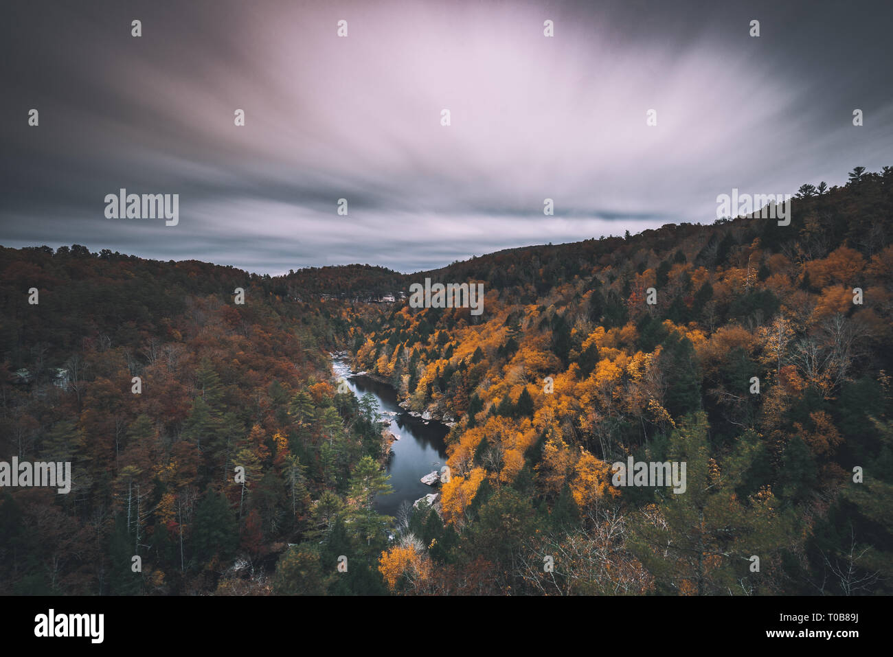 Une longue exposition de Lily donnent sur la pittoresque ville de Obed Wild and Scenic River National au cours de l'automne. Banque D'Images