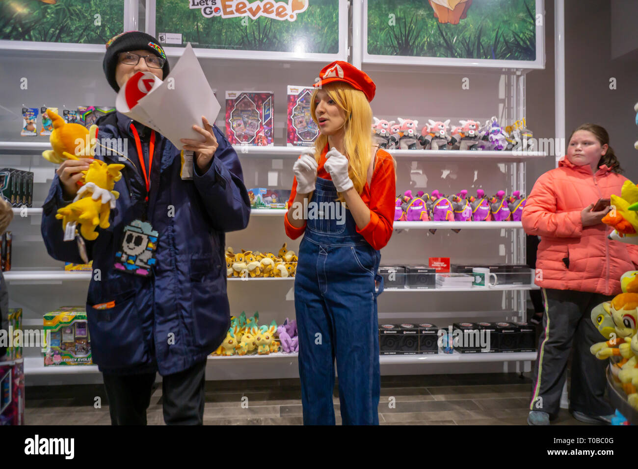 Mario Bros en costume d'un ventilateur dans le Nintendo World store dans le Rockefeller Center de New York sur l'auto-proclamé 'Mario Day' (MAR10), Dimanche 10 Mars, 2019. (Â© Richard B. Levine) Banque D'Images