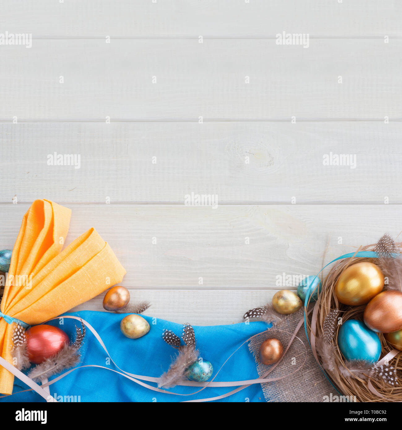 Joyeuses Pâques border frame avec copie espace pour texte haut de la page Avis télévision jeter des oeufs de pâques plumes nid fith rubans arcs et tissu plié à oreilles de lapin Banque D'Images