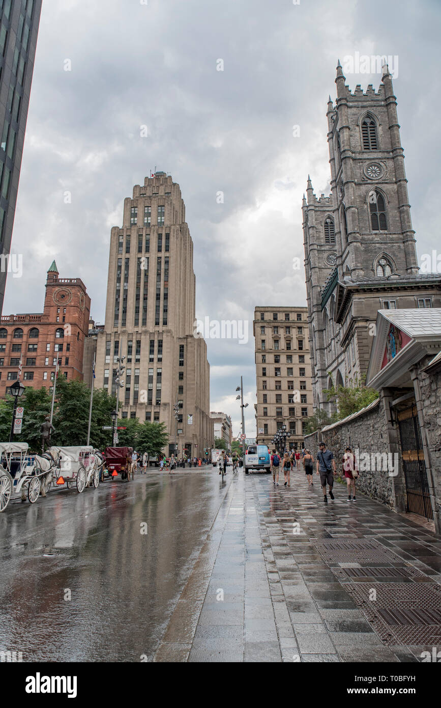 Montréal, Québec, Canada. À l'est vers le bas, rue Notre-Dame Ouest vers la Basilique Notre-Dame à droite, en face de la Place d'Armes, dans le Vieux Montréal. Banque D'Images