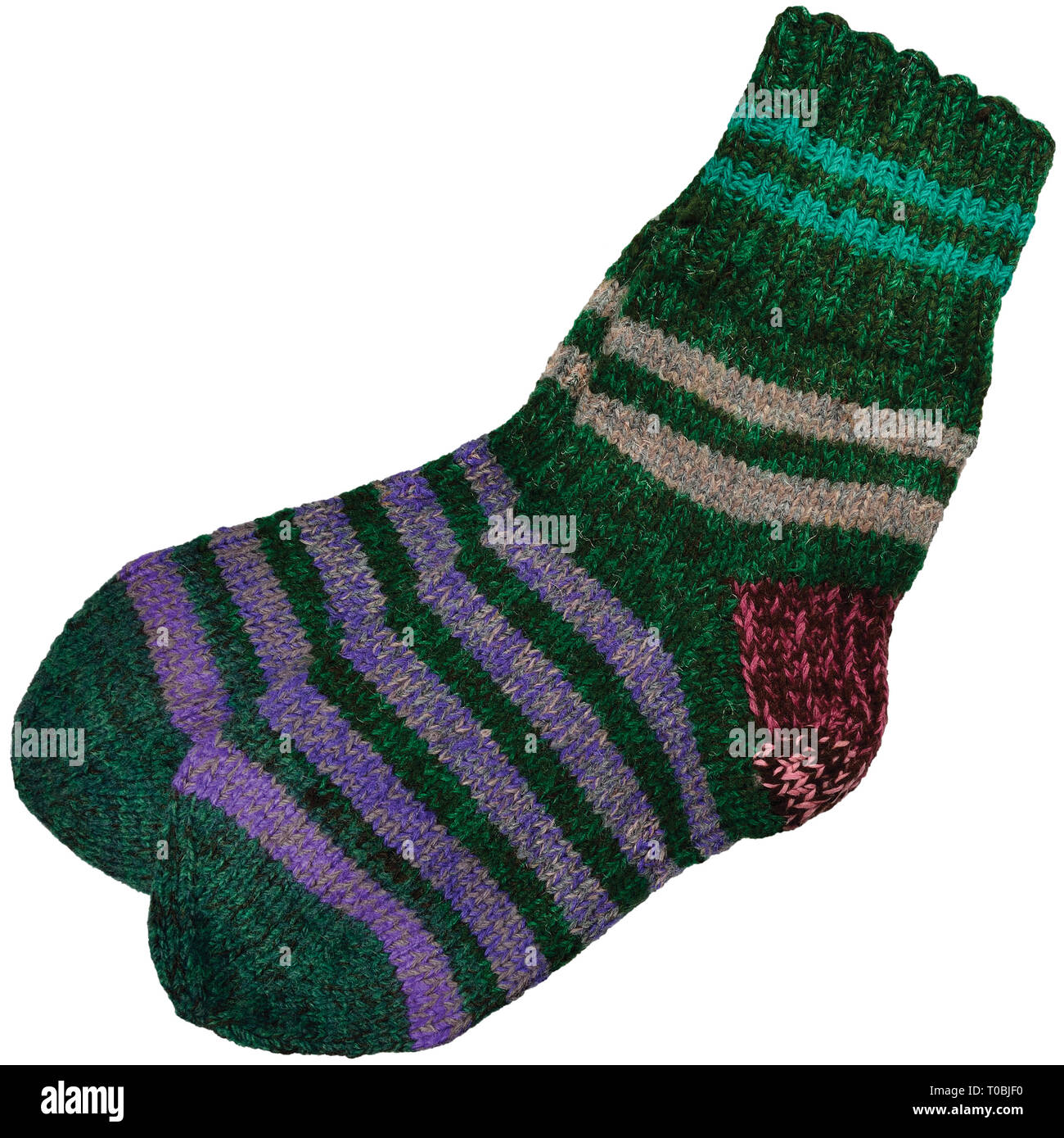 Le vert à rayures gris violet purple laine chaussettes tricotées camp, grand, gros plan macro isolé détaillé bourgogne gris détails paire de laine rouge Banque D'Images