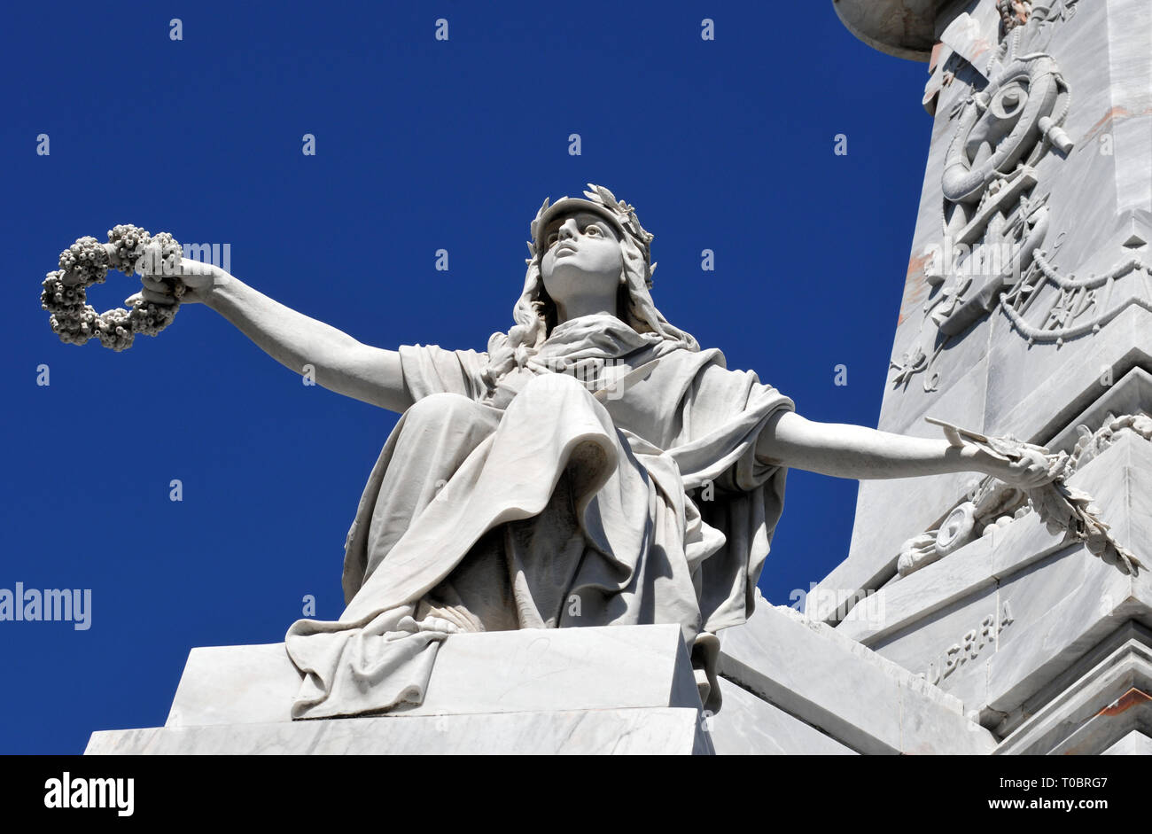 Détail d'une sculpture sur le Monument des pompiers dans le cimetière Colon historique (Cementerio de Cristóbal Colón) à La Havane, Cuba. Banque D'Images