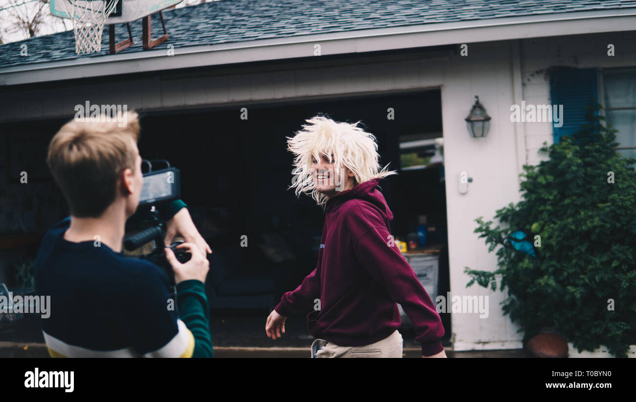 Un fou de photo avec un drôle de modèle. Banque D'Images