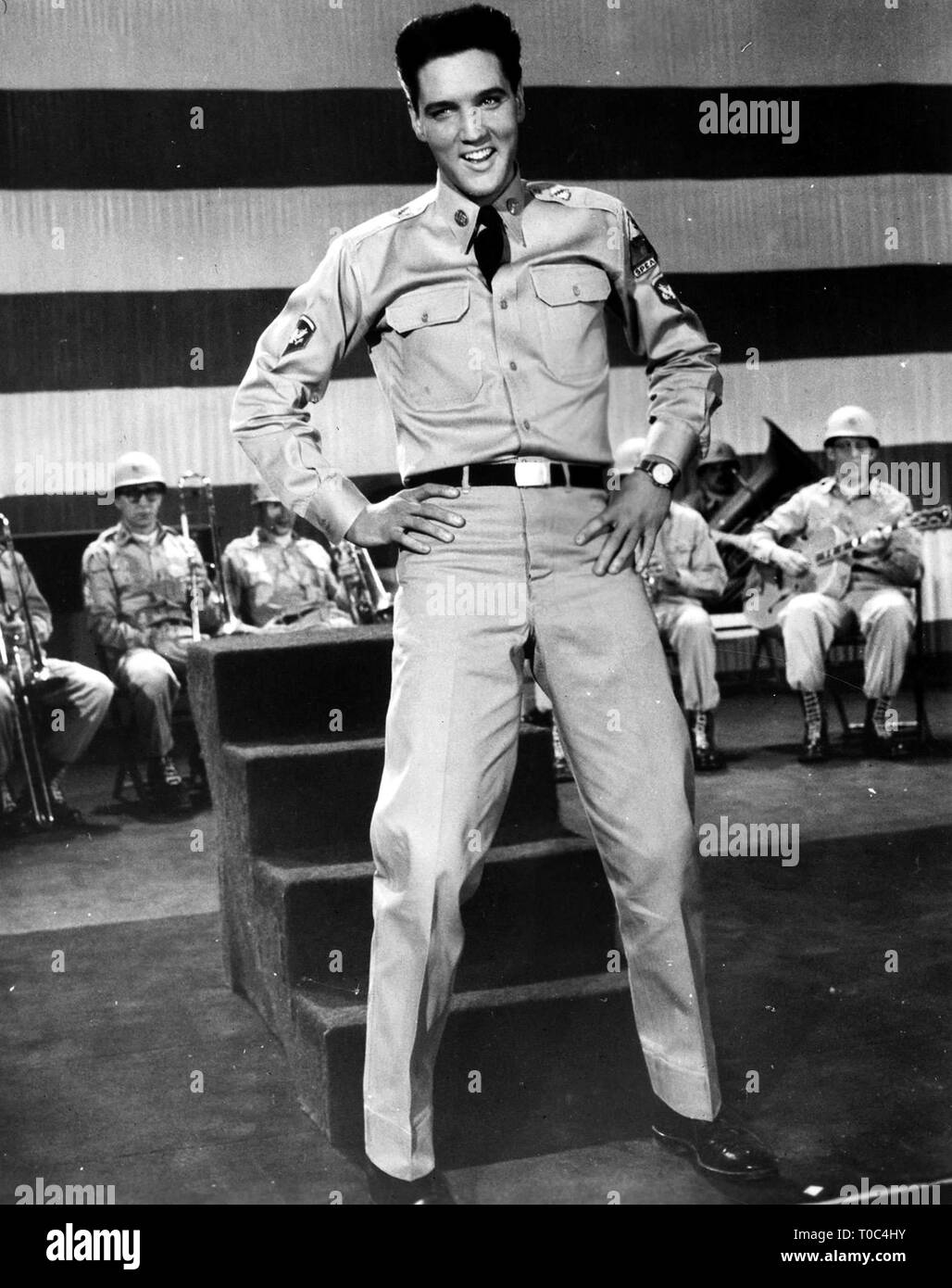Elvis Presley chantant dans G.I. Blues - 1960 : Crédit Photo Hollywood Archive / MediaPunch Banque D'Images