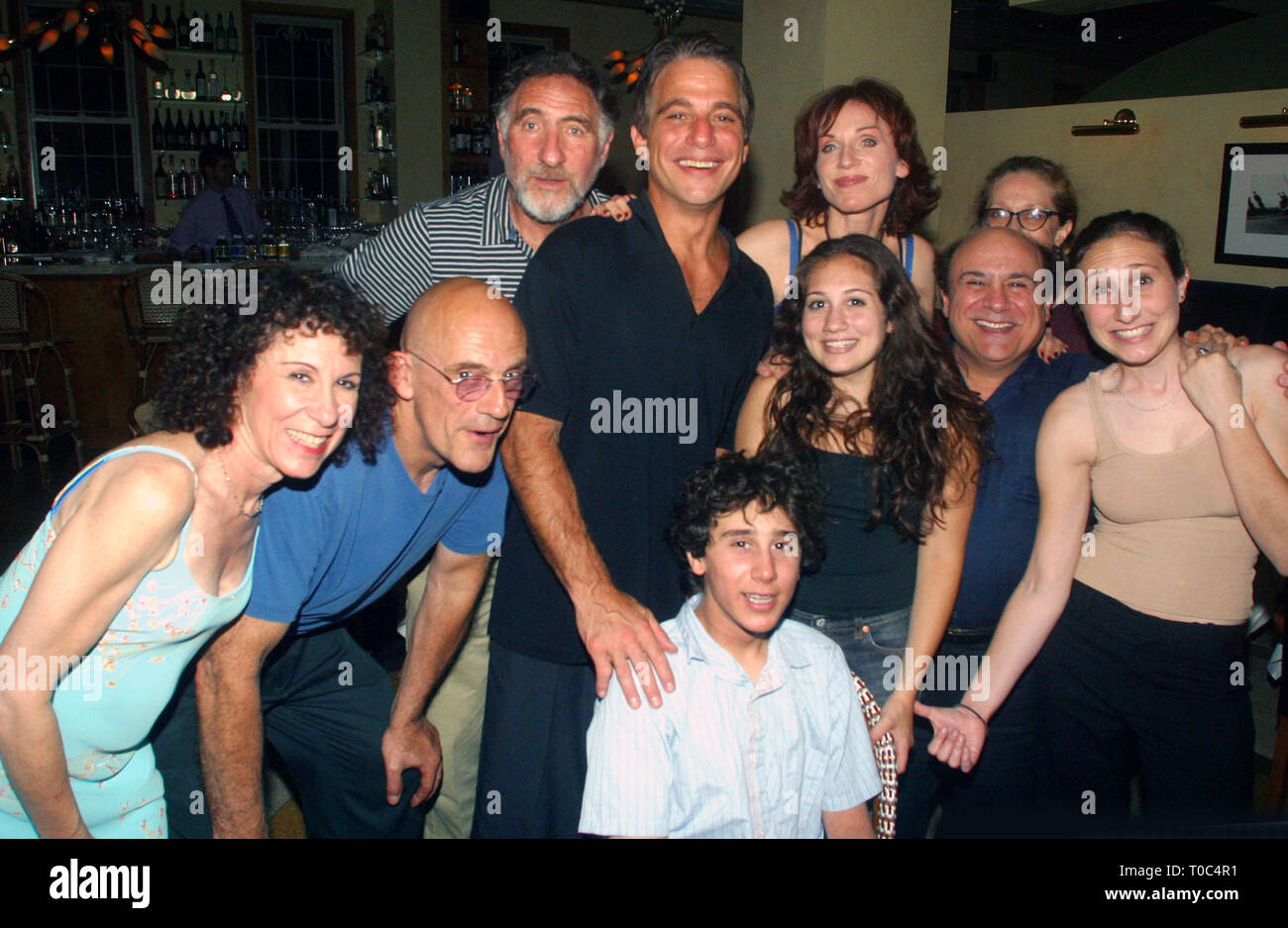 L'ACTEUR DE "taxi" RHEA PEARLMAN, CHRISTOPHER LLOYD, Judd Hirsch, Tony Danza, MARILU HENNER, Danny DeVITO, CAROL KANE AVEC DeVITO ET PEARLMAN'S CHILDREN GRACIE LUCIE ET JAKE AU WASHINGTON PARK RESTAURANT APPARTENANT À LA soeur de HENNER 07/05/02 Photo de John Barrett/PHOTOlink /MediaPunch Banque D'Images