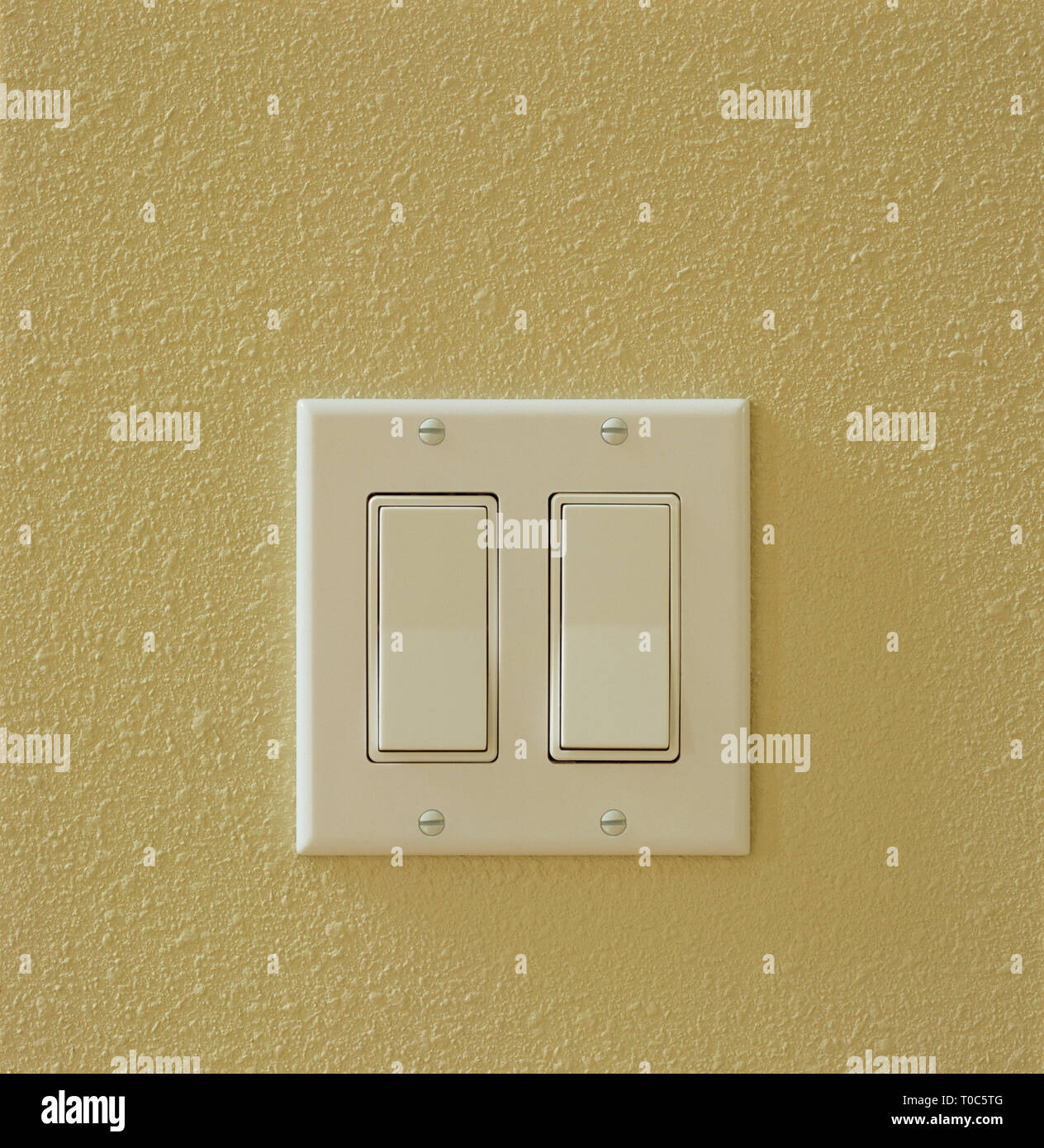 Électrique moderne contemporain des contacteurs sur mur. Chambre accueil utilities éléments détails intérieurs. Banque D'Images