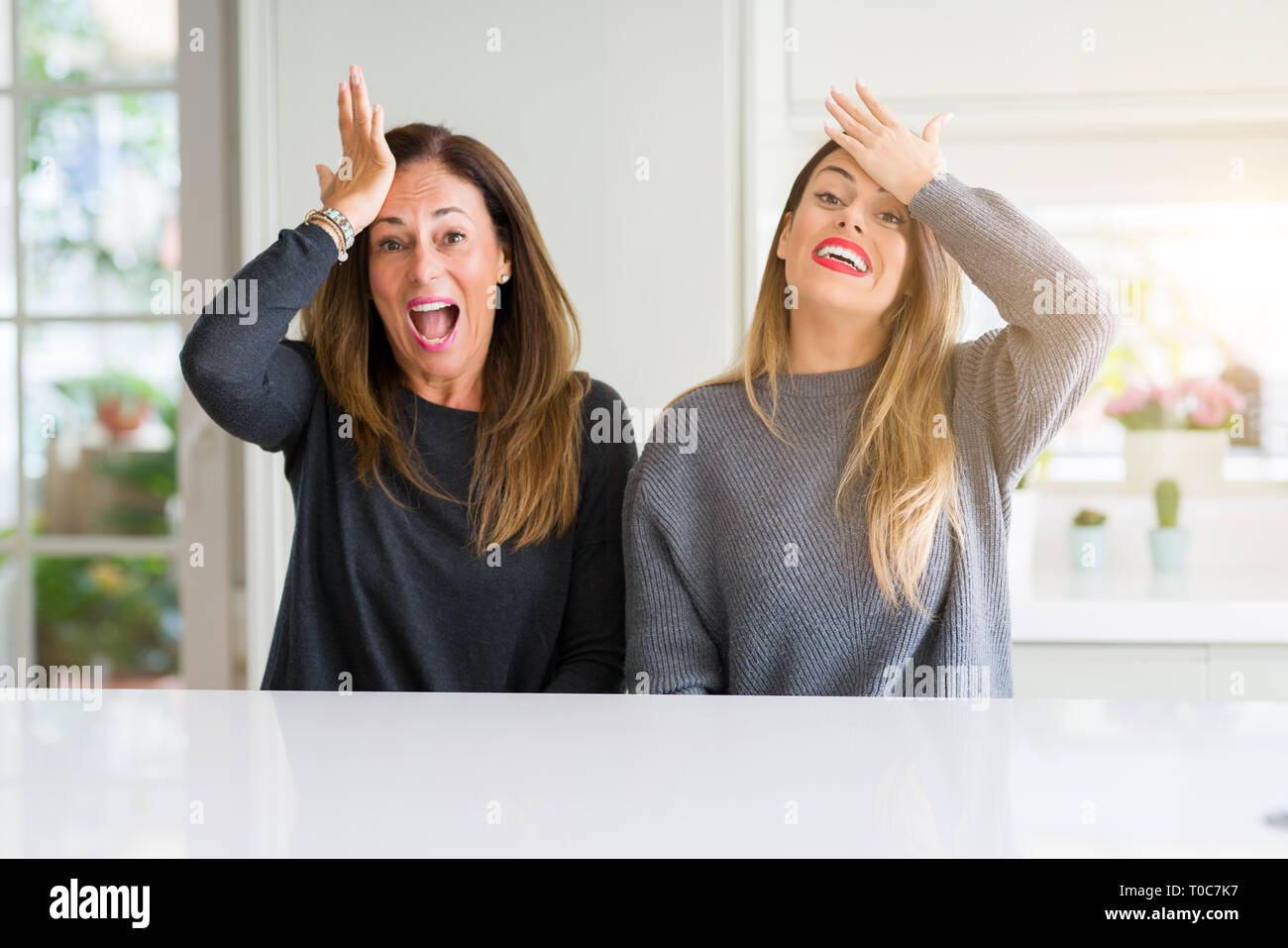 Belle Famille de mère et fille ensemble à la maison surpris avec la main sur la tête pour erreur, n'oubliez pas d'erreur. Vous avez oublié, mauvaise mémoire concept. Banque D'Images Belle Famille de mère et fille ensemble à la maison surpris avec la main sur la tête pour erreur, n'oubliez pas d'erreur. Vous avez oublié, mauvaise mémoire concept. Banque D'Images