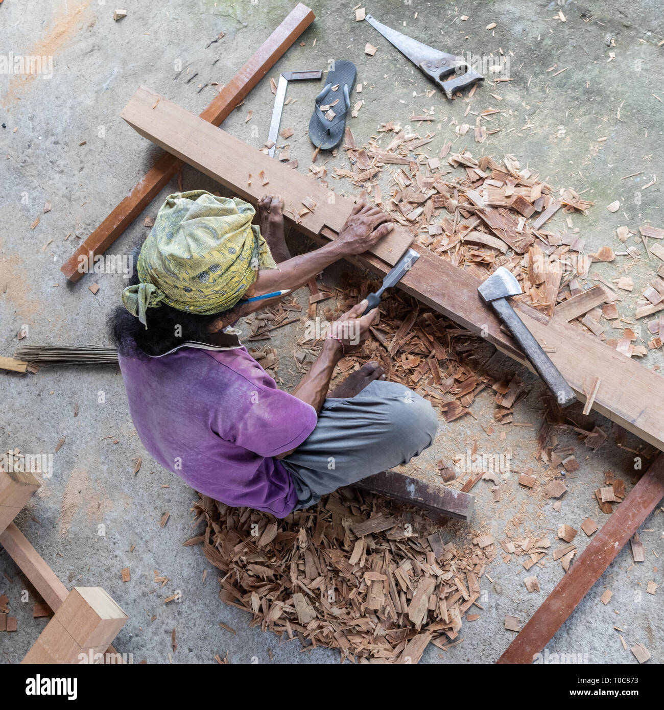 Menuisier travaillant dans un atelier de menuiserie manuelle dans un pays du tiers monde. Banque D'Images
