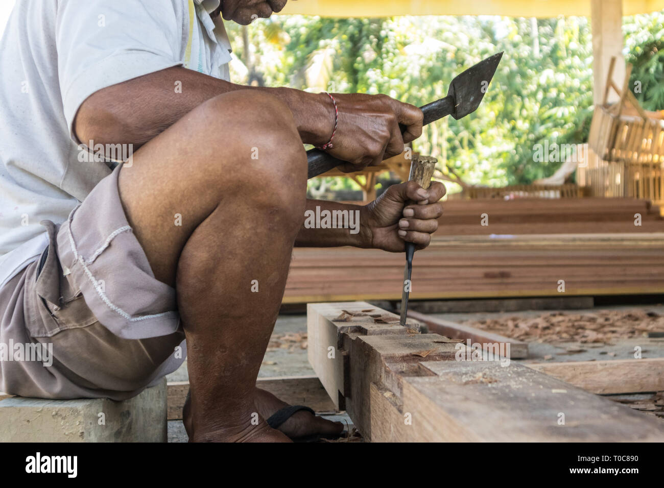 Close up d'avertir les mains de menuisier travaillant dans un atelier de menuiserie manuelle dans un pays du tiers monde. Banque D'Images