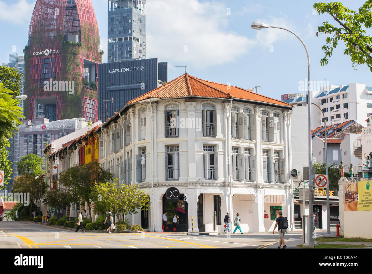 De couleur blanche, des boutiques épurées le long de la rue Kreta Ayer, le fond est rempli de gratte-ciel modernes tels que l'hôtel et le résidentiel. Singapour. Banque D'Images
