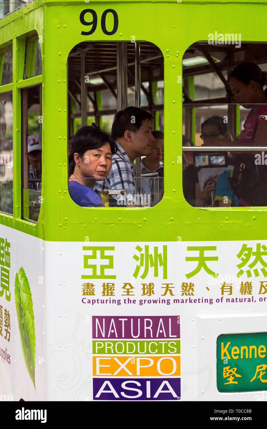 Le tram et les passagers, Hong Kong, SAR, Chine Banque D'Images