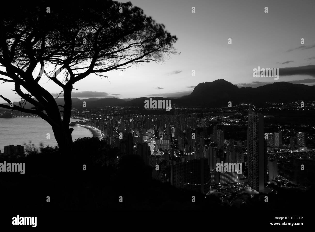 Coucher de soleil sur la plage Playa de Levante, Benidorm, Costa Blanca resort, province de Valence, en Espagne, en Europe. Banque D'Images