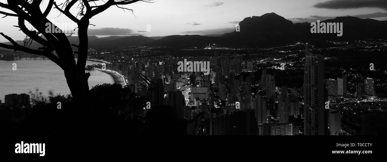 Coucher de soleil sur la plage Playa de Levante, Benidorm, Costa Blanca resort, province de Valence, en Espagne, en Europe. Banque D'Images