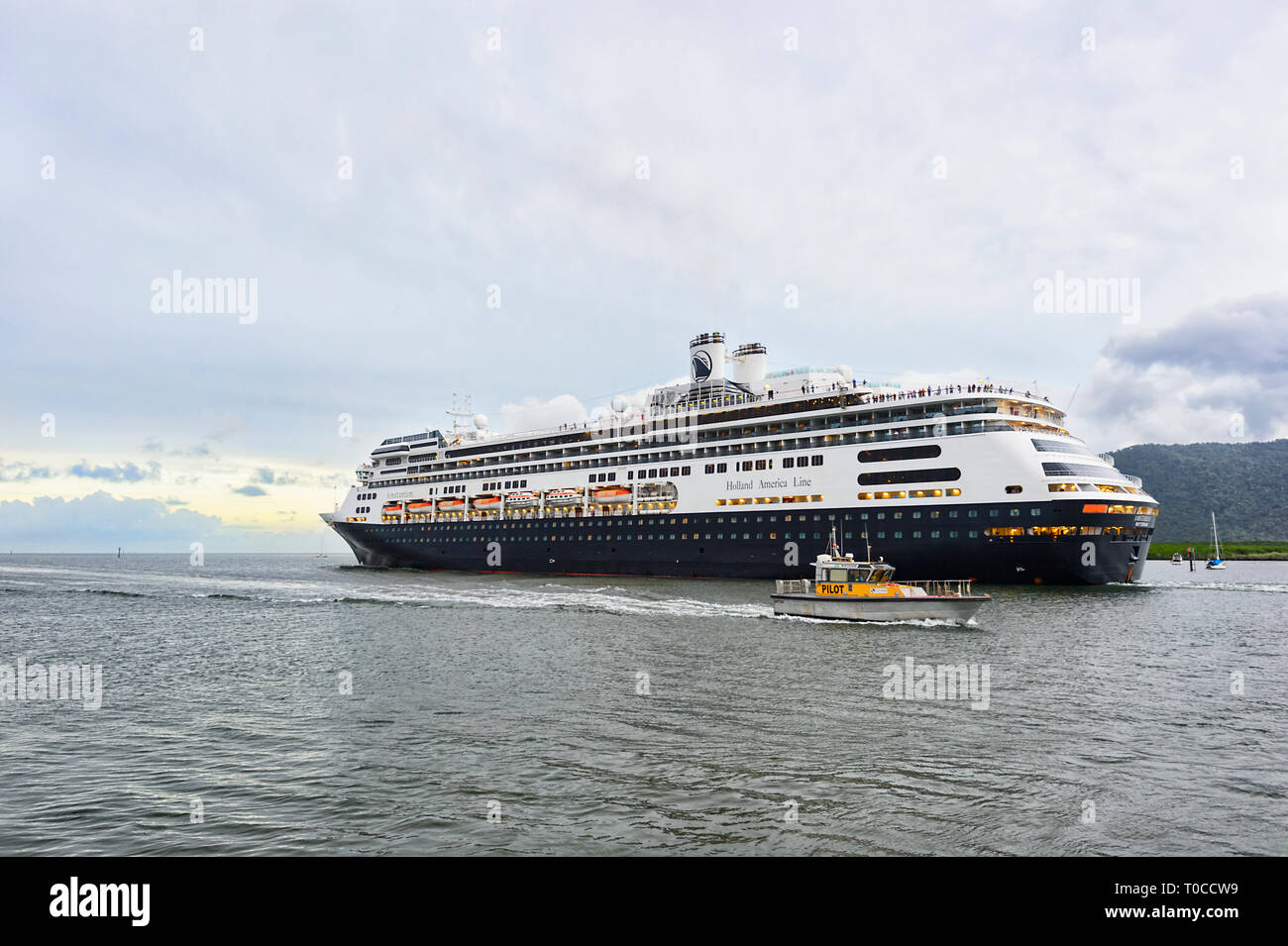 Un bateau-pilote aide le recouvrement de croisière Amsterdam, de la Holland America Line, c'est quitter le port de Cairns, l'extrême nord du Queensland, FNQ, FL, Us Banque D'Images