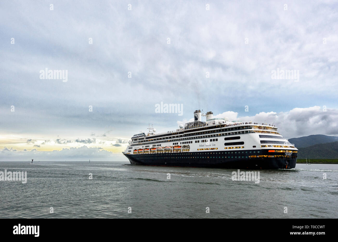 Le bateau de croisière de Amsterdam Holland America Line quitte le port de Cairns, l'extrême nord du Queensland, Australie, Queensland, FNQ Banque D'Images