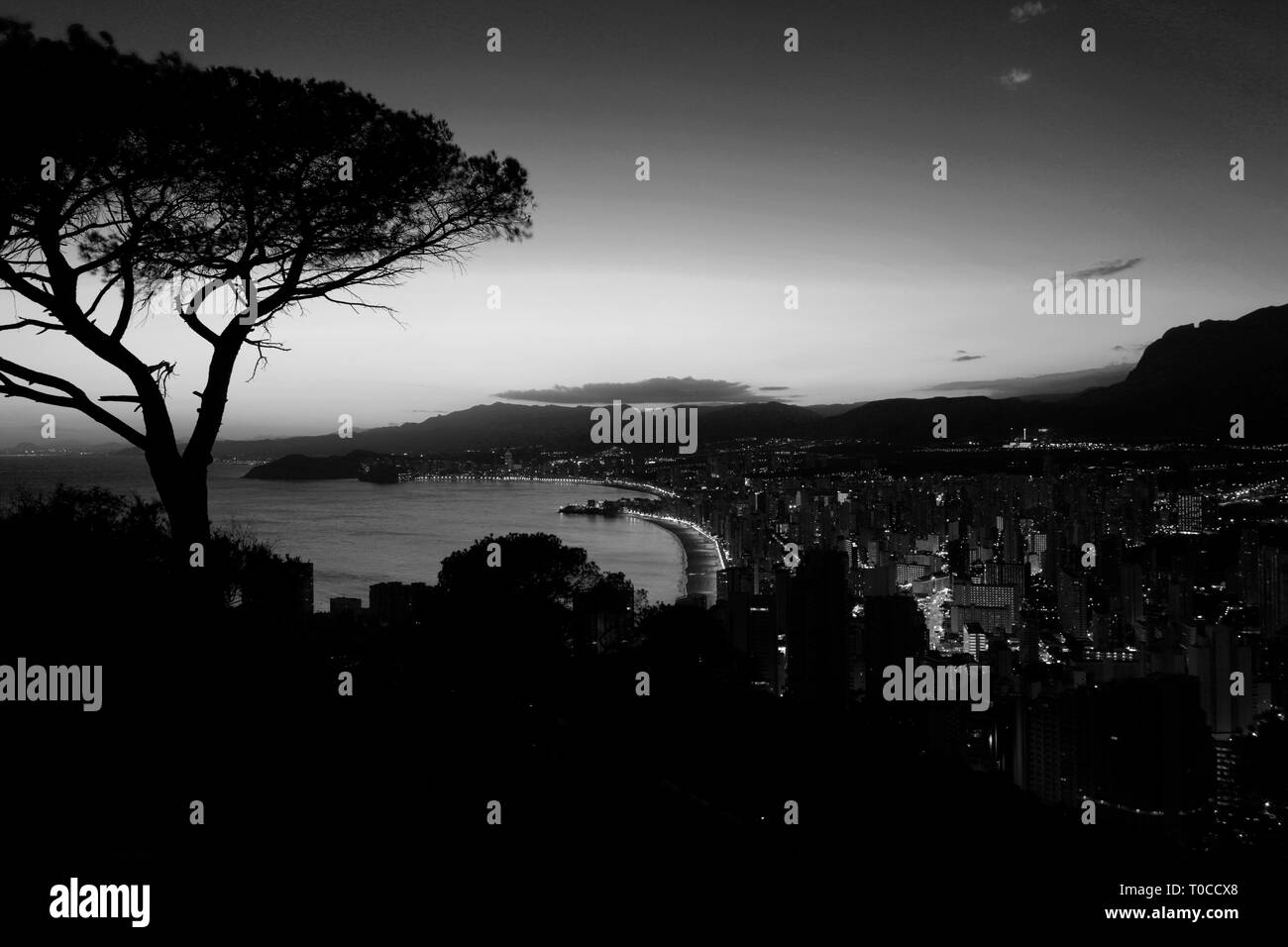 Coucher de soleil sur la plage Playa de Levante, Benidorm, Costa Blanca resort, province de Valence, en Espagne, en Europe. Banque D'Images