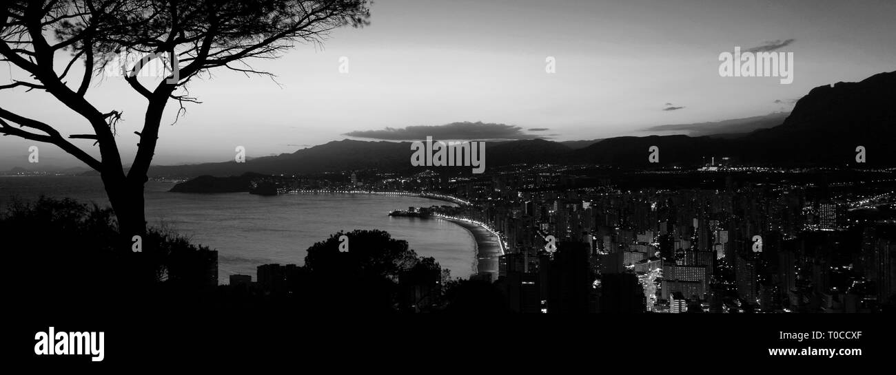 Coucher de soleil sur la plage Playa de Levante, Benidorm, Costa Blanca resort, province de Valence, en Espagne, en Europe. Banque D'Images