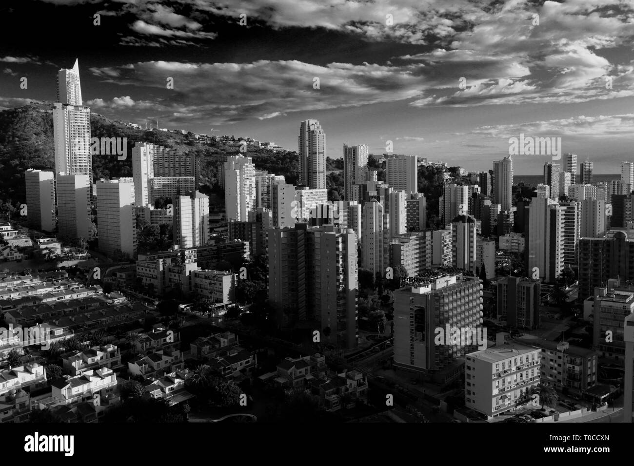 Coucher de soleil sur la plage Playa de Levante, Benidorm, Costa Blanca resort, province de Valence, en Espagne, en Europe. Banque D'Images