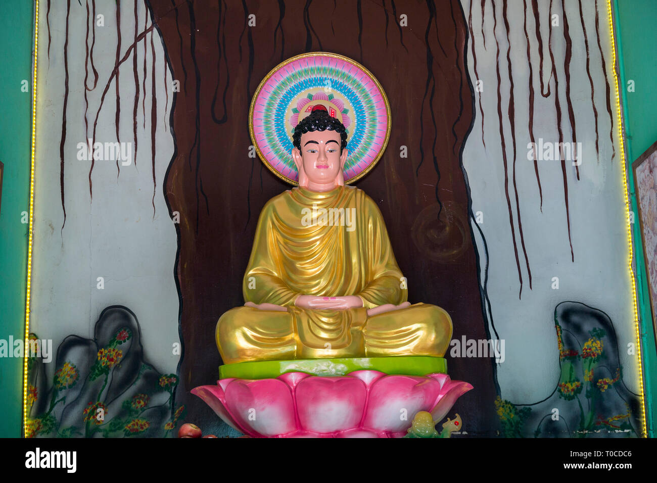 Bouddha dans petit sanctuaire Banque D'Images