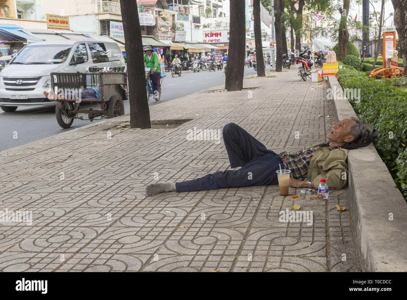 Vieil homme dort sur la rue à Ho Chi MInh Banque D'Images