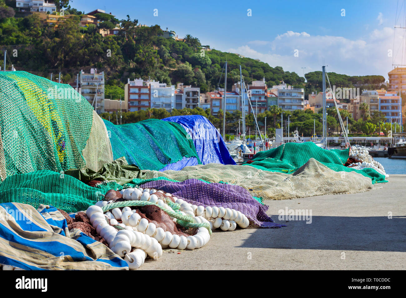 Filet de pêche vert vide avec des flotteurs se trouvant sur le quai du port maritime. La pêche industrielle dans la saison estivale. Délices de la mer pour la pêche. Resort vi Banque D'Images