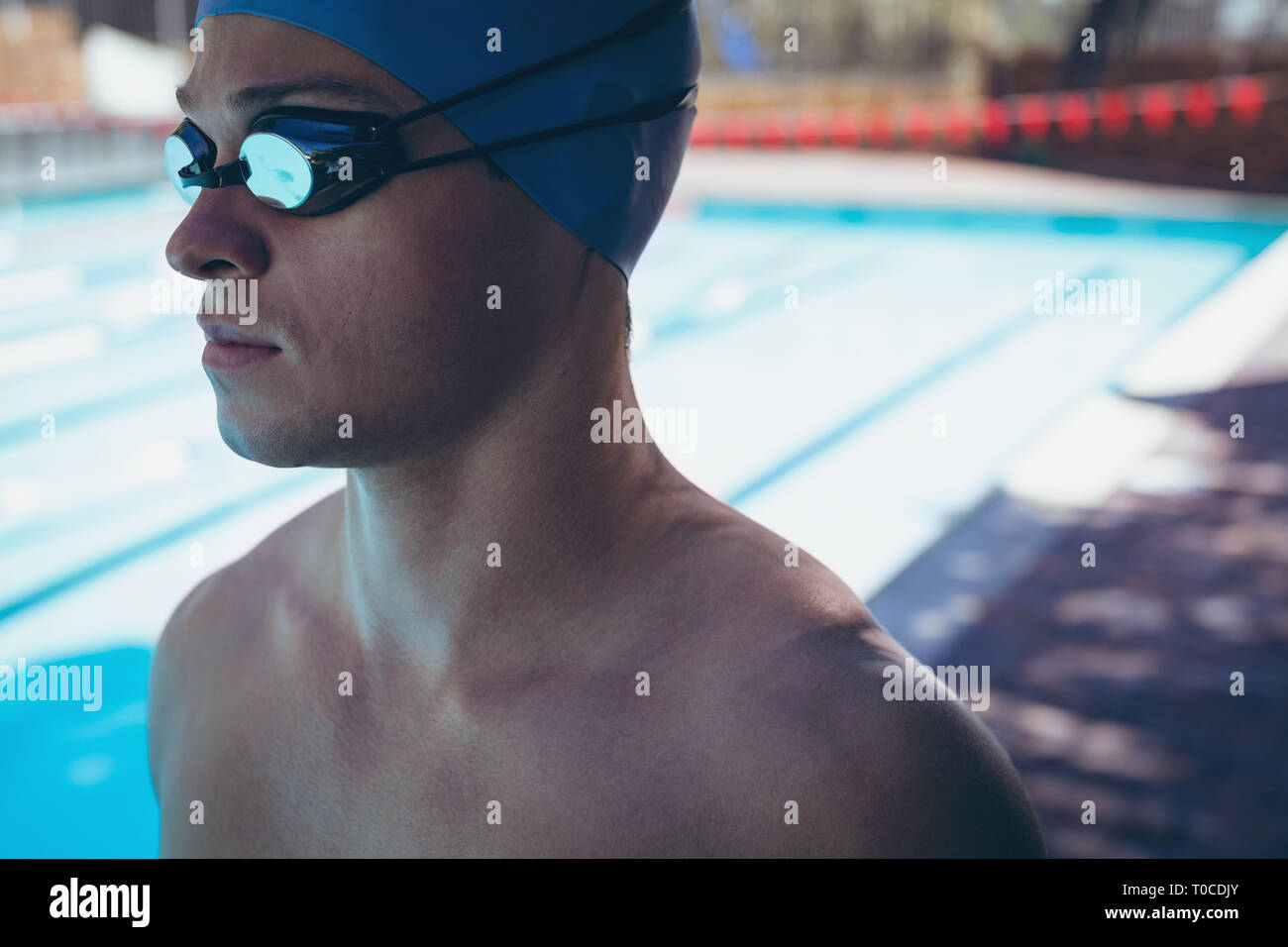 Jeune homme de race blanche avec des lunettes de natation nageur Banque D'Images